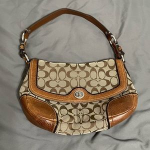 Coach Chelsea Signature Flap Hobo C7940984.